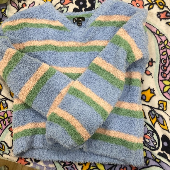 GREAT CONDITION!!! cute fuzzy V-neck sweater - Picture 1 of 7